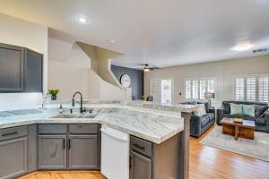 Henderson Retreat about 14 Mi to The Las Vegas Strip!