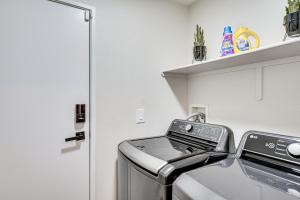 Henderson Retreat about 14 Mi to The Las Vegas Strip!