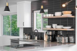 Relaxed Hillside Retreat with Hot Tub and Skyline Views