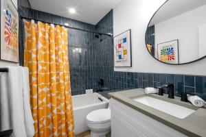 Relaxed Hillside Retreat with Hot Tub and Skyline Views