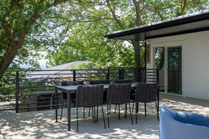 Relaxed Hillside Retreat with Hot Tub and Skyline Views