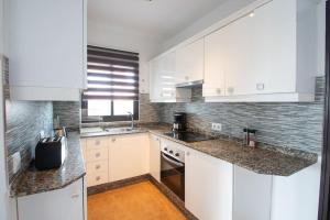 Casa Marlay Spacious, heated Pool, BBQ & Fast Wi-Fi only 15 minutes walk to town