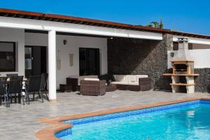 Casa Marlay Spacious, heated Pool, BBQ & Fast Wi-Fi only 15 minutes walk to town