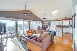 Edgemont Home with Deck and BBQ Grill 2 Mi to Lake! - Clinton