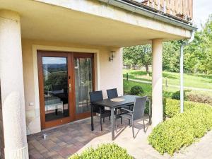 Urlaubsmagie - Ferienwohnung Sonnenfels -Mitten in der Natur mit Terrasse - S2
