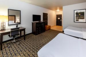 Queen Room with Two Queen Beds and Bath Tub - Mobility/Hearing Access - Non-Smoking room in La Quinta by Wyndham Mt. Pleasant