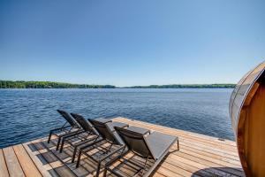 Lakefront Retreat Hot Tub Outdoor Sauna Dock Swim Stunning Views!