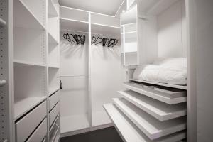 Sophisticated Minimalist Modern Home wpool and spa