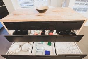 Sophisticated Minimalist Modern Home wpool and spa