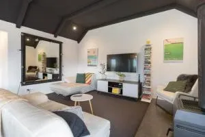 Stylish 2 bedroom home with great garden and bath - Creighton