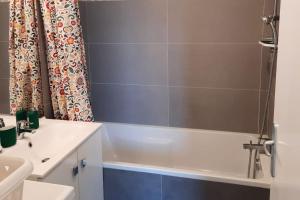 Appartements Magnifique appartement avec terrasse et parking, 8 Personnes : photos des chambres