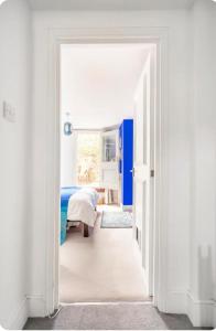 Stylish room with private bath & terrace in super central Clapham Junction minutes from Victoria, Waterloo