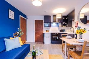 NEW! Spacious 2-bed Apartment in Crewe by 53 Degrees Property, ideal for Business & Professionals, FREE Parking - Sleeps 6