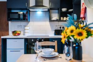 NEW! Spacious 2-bed Apartment in Crewe by 53 Degrees Property, ideal for Business & Professionals, FREE Parking - Sleeps 6