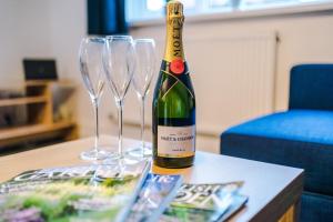 NEW! Spacious 2-bed Apartment in Crewe by 53 Degrees Property, ideal for Business & Professionals, FREE Parking - Sleeps 6