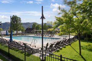Oasis Cottage- Waterfront experience without the expensive fee!