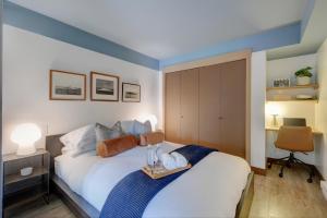 Royal Navy Suite: Modern Flat in Heart of Victoria