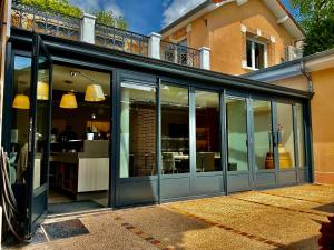 Appartements LES LOGES DU THEATRE Degustation de champagne offerte Maison unique, modulable, rue calme, 3 salles de bain, baby foot, flechettes, jeux, hypercentre ville, 9 lits de 2 a 12 personnes, 100m de l'avenue de Champagne, de la gare et toutes commodites : photos des chambres