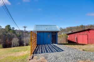 Studio with Loft, Hot Tub and Views in Marshall!