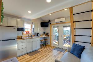 Studio with Loft, Hot Tub and Views in Marshall!