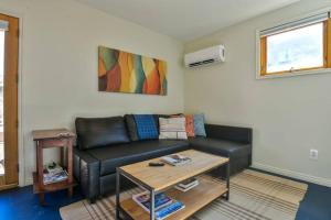 Stella Ruby Cottages (Scarlet) - Steps to Downtown!