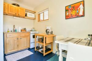 Stella Ruby Cottages (Scarlet) - Steps to Downtown!