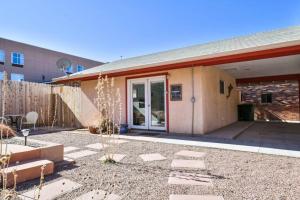 Stella Ruby Cottages (Scarlet) - Steps to Downtown!