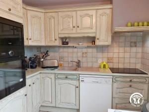 Maisons de vacances Gite Carelles, 7 pieces, 12 personnes - FR-1-600-62 : photos des chambres