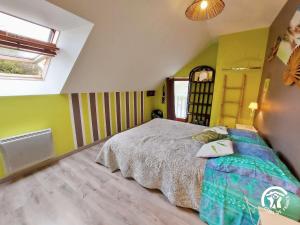 Maisons de vacances Gite Carelles, 7 pieces, 12 personnes - FR-1-600-62 : photos des chambres