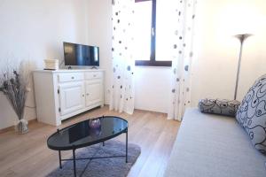 Apartments with parking space Njivice, Krk - 21871