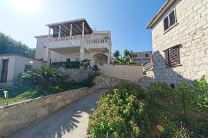 Apartments with a parking space Postira, Brac - 22159