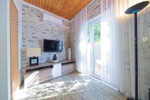 Apartments with a parking space Postira, Brac - 22159