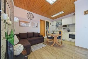 Apartments with a parking space Postira, Brac - 22159