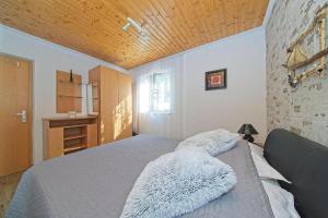 Apartments with a parking space Postira, Brac - 22159