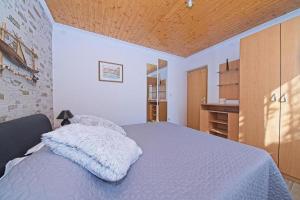 Apartments with a parking space Postira, Brac - 22159