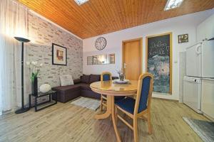 Apartments with a parking space Postira, Brac - 22159