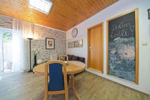 Apartments with a parking space Postira, Brac - 22159