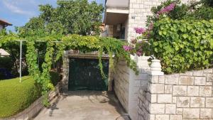 Apartments by the sea Postira, Brac - 22160