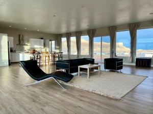 Page Arizona border town- Grand Serenity room with Mesa Views