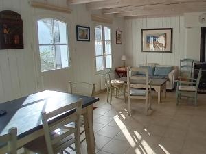 Maisons de vacances Maison au calme, proche plage et commerces, 6 pers, jardin, cheminee, 3 chambres, classee 3* - FR-1-418-234 : photos des chambres