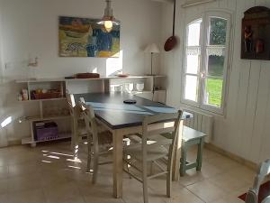 Maisons de vacances Maison au calme, proche plage et commerces, 6 pers, jardin, cheminee, 3 chambres, classee 3* - FR-1-418-234 : photos des chambres