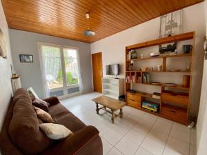 Maison de Pays avec Grand Jardin, Proche Centre et Plage - FR-1-231-294