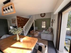 Maison Charme Proche Plage et Forêt avec Jardin, WiFi, BBQ, et Pistes Cyclables à Proximité - FR-1-652-39