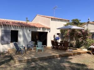 Maison Charme Proche Plage et Forêt avec Jardin, WiFi, BBQ, et Pistes Cyclables à Proximité - FR-1-652-39