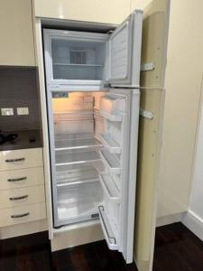 East Melbourne unit with courtyard