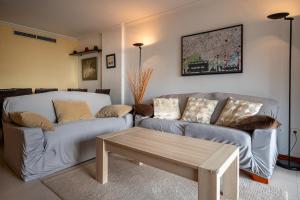 AT177 Pins, dúplex en 1ra línea, con piscina, airco