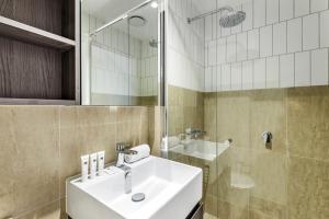 Chic 2br Southbank Apt Pool, Gym & City Vibes