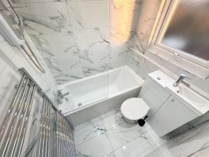 Central Location Liverpool, Modern Home, 4 BR, Sleeps 9, Free Parking