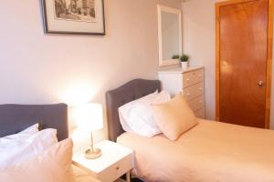 2 Bedroom Apt with 3 Beds - Friends & Family