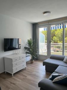 Apartamento Serenity by the Sea II, Altos de Campoamor, 2 bedrooms, balcony , terrace , tennis court and beautiful swimming pool